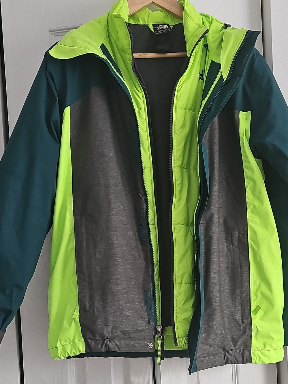 The North Face Black Tag with Teal Trim, 2 In 1, Boys XL.